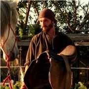 Aprende a montar a caballo aprendiendo a manejar el caballo pie a tierra y un nivel básico de monta